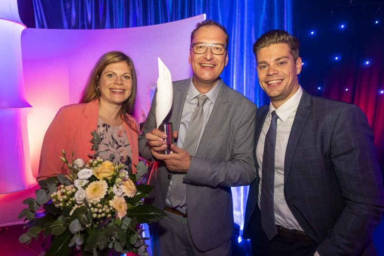 Dr. Johannes Link holding the Thomas Fuchsberger Prize at the 2019 Diabetes Charity Gala in Berlin, between Jennifer and Julien Fuchsberger, grandchildren of the actor Joachim Fuchsberger